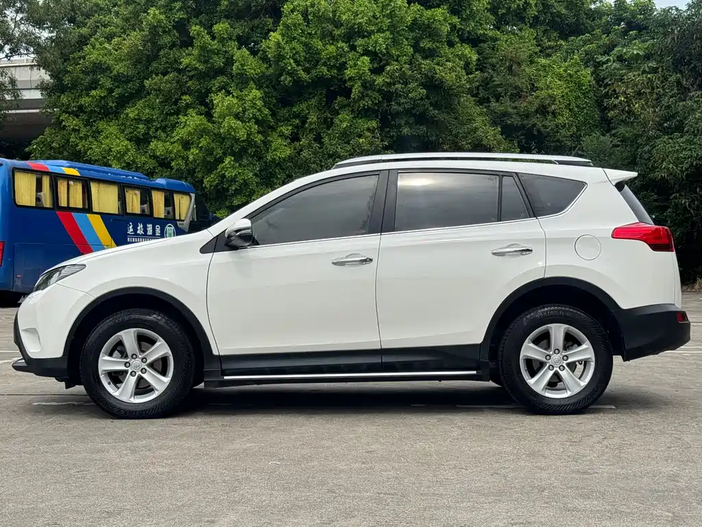 Toyota RAV4 2014 — фото 6