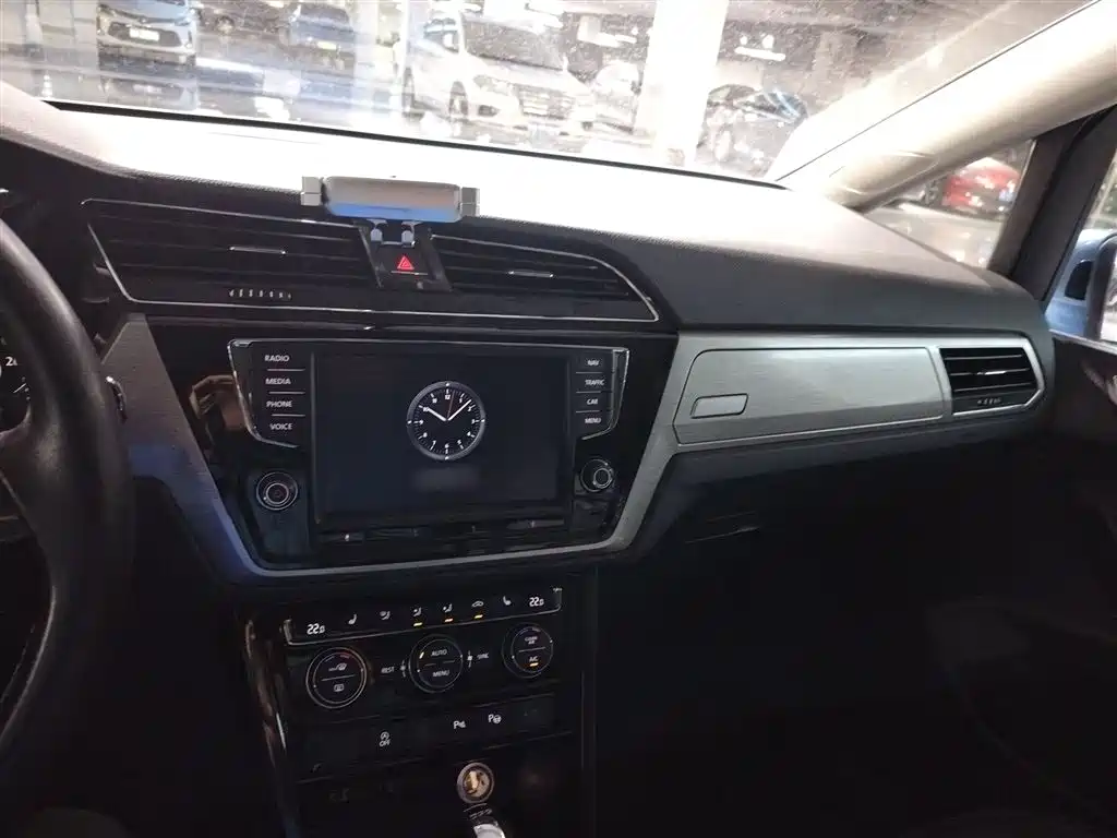 Volkswagen Touran 2017 — фото 10