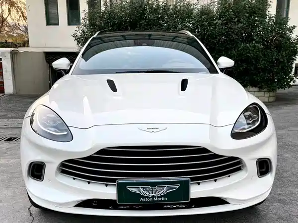 Aston Martin DBX 2022