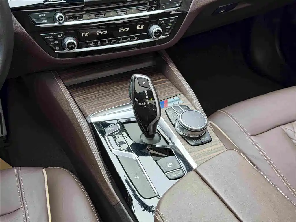 BMW 5 Series 2018 — фото 10