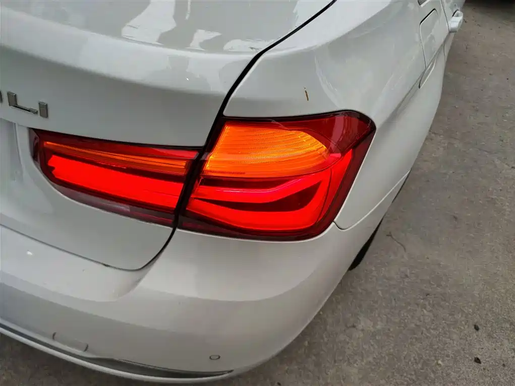 BMW 3 Series 2018 — фото 8
