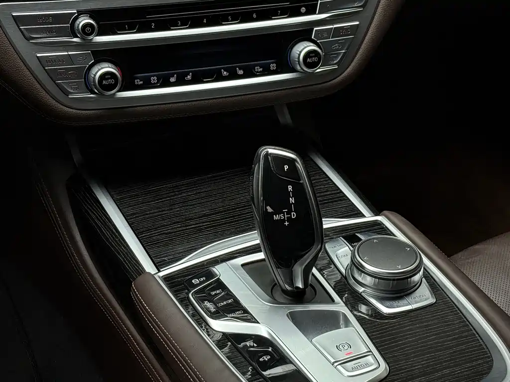 BMW 7 Series 2017 — фото 10