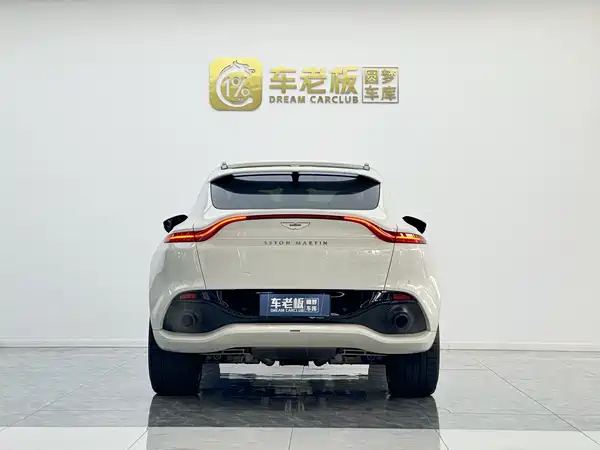 Aston Martin DBX 2022