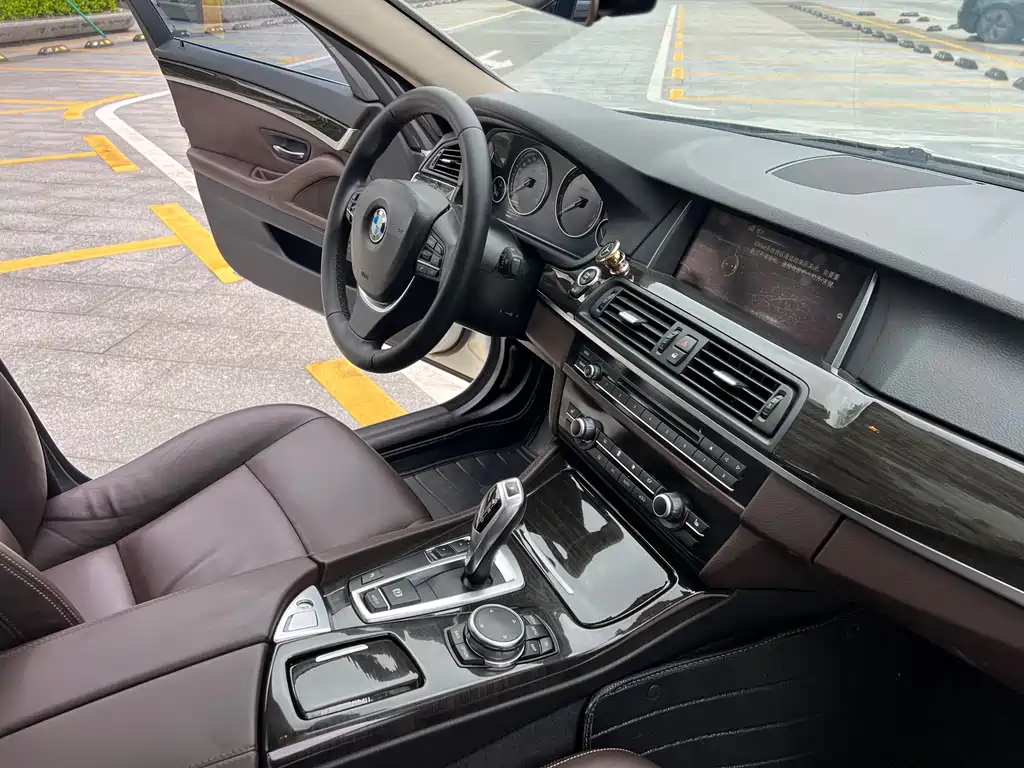 BMW 5 Series 2015 — фото 13