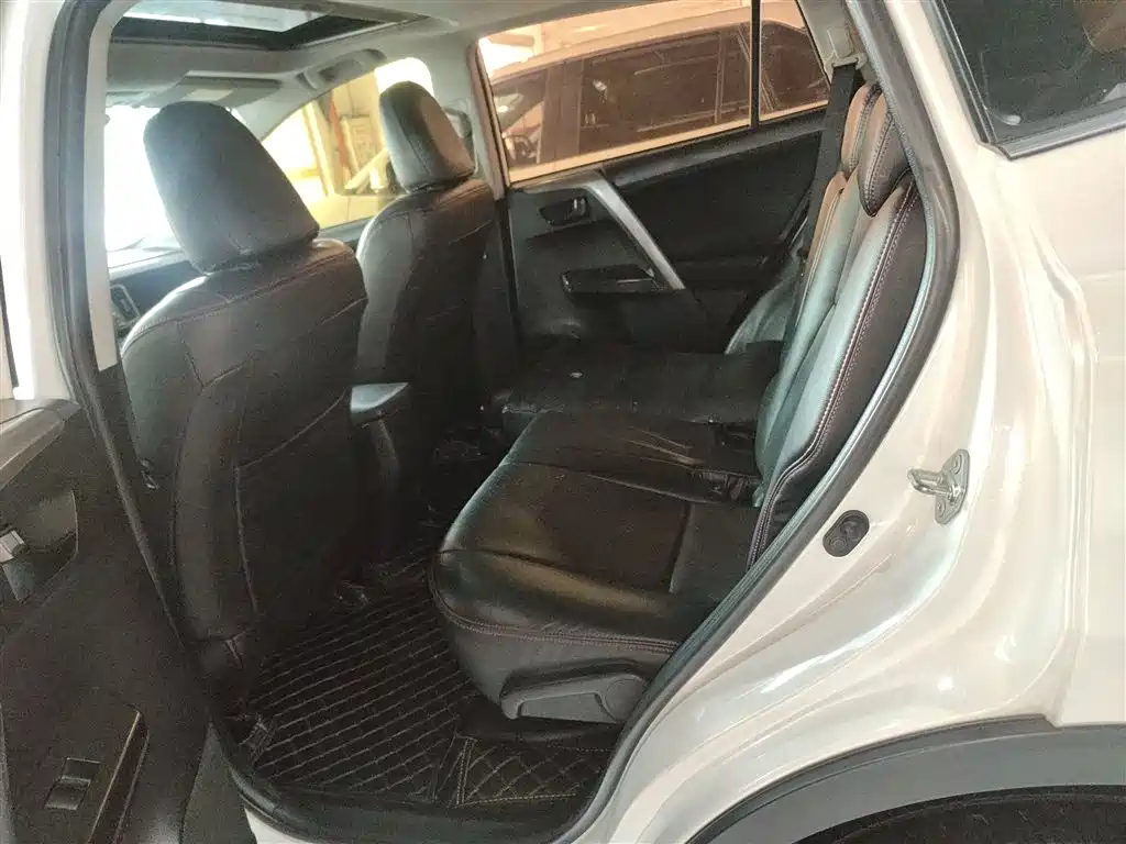Toyota RAV4 2018 — фото 17