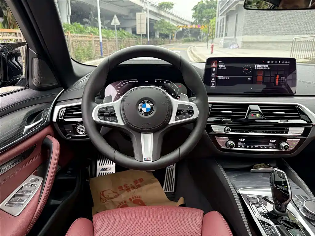 BMW 5 Series 2021 — фото 10
