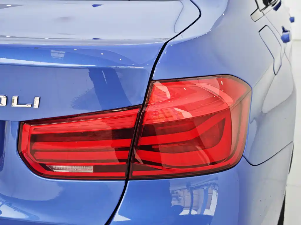 BMW 3 Series 2018 — фото 19