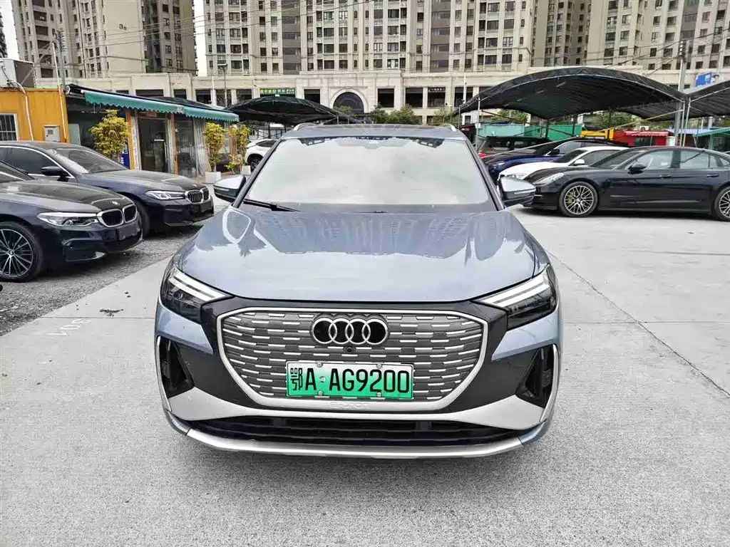 Audi Q4 e-tron 2023 — фото 1