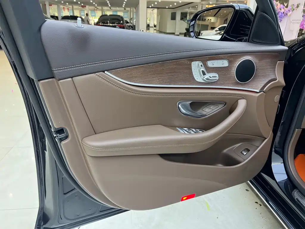 Mercedes-Benz E-Class 2023 — фото 9