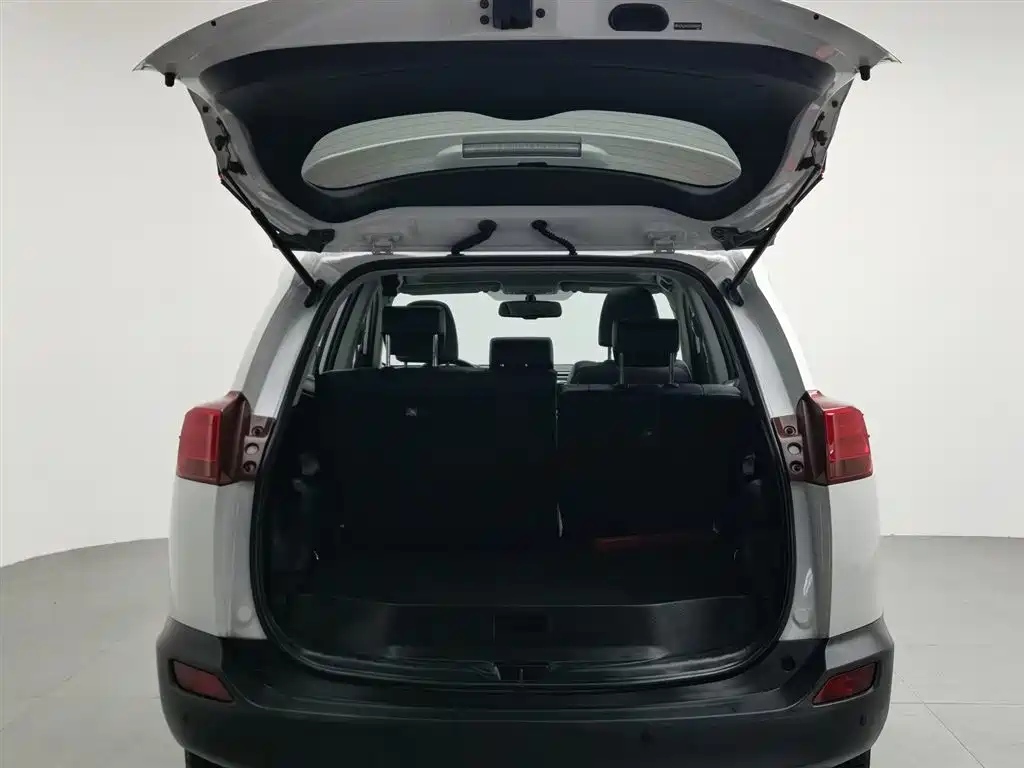 Toyota RAV4 2016 — фото 16