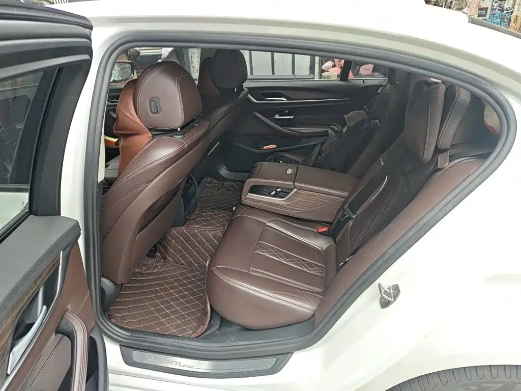 BMW 5 Series 2019 — фото 15