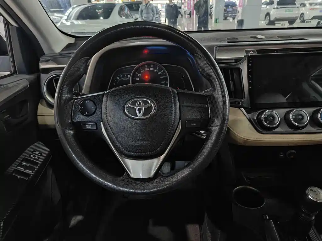 Toyota RAV4 2015 — фото 5