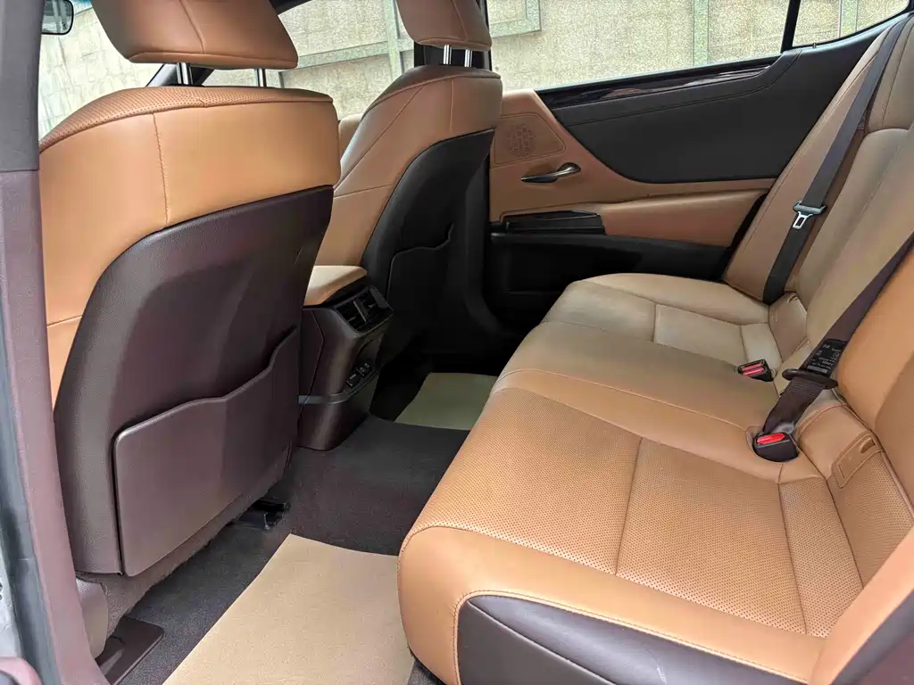 Lexus ES 2020 — фото 12