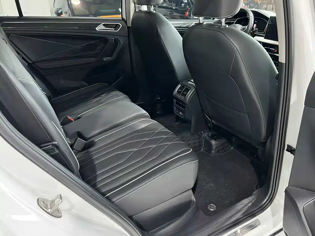 Volkswagen Tiguan L 2023 — фото 6