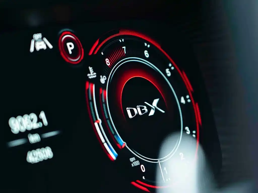 Aston Martin DBX 2022 — фото 12