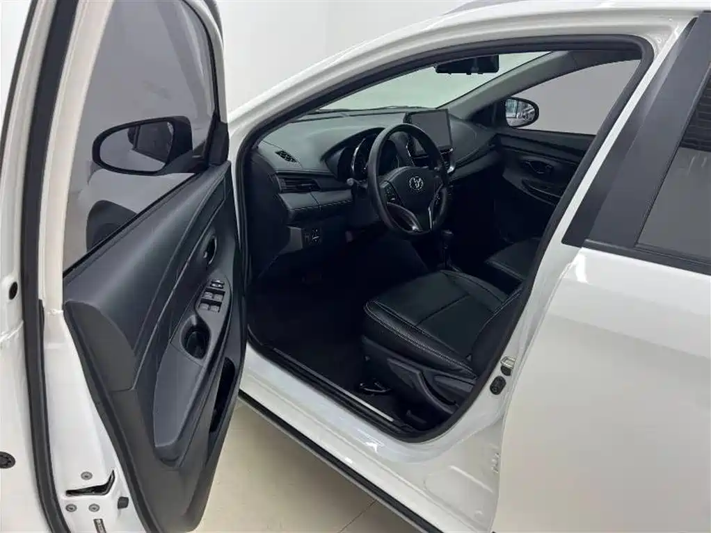 Toyota Yaris L 2022 — фото 10