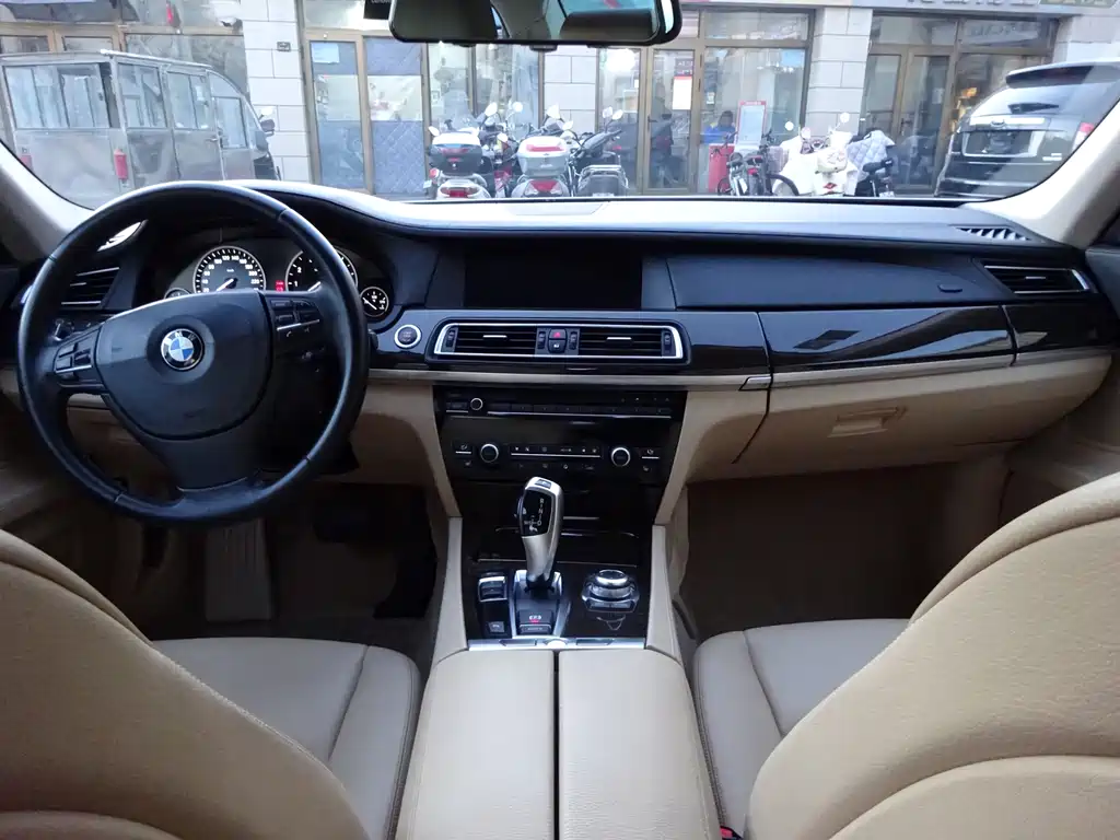 BMW 7 Series 2011 — фото 18