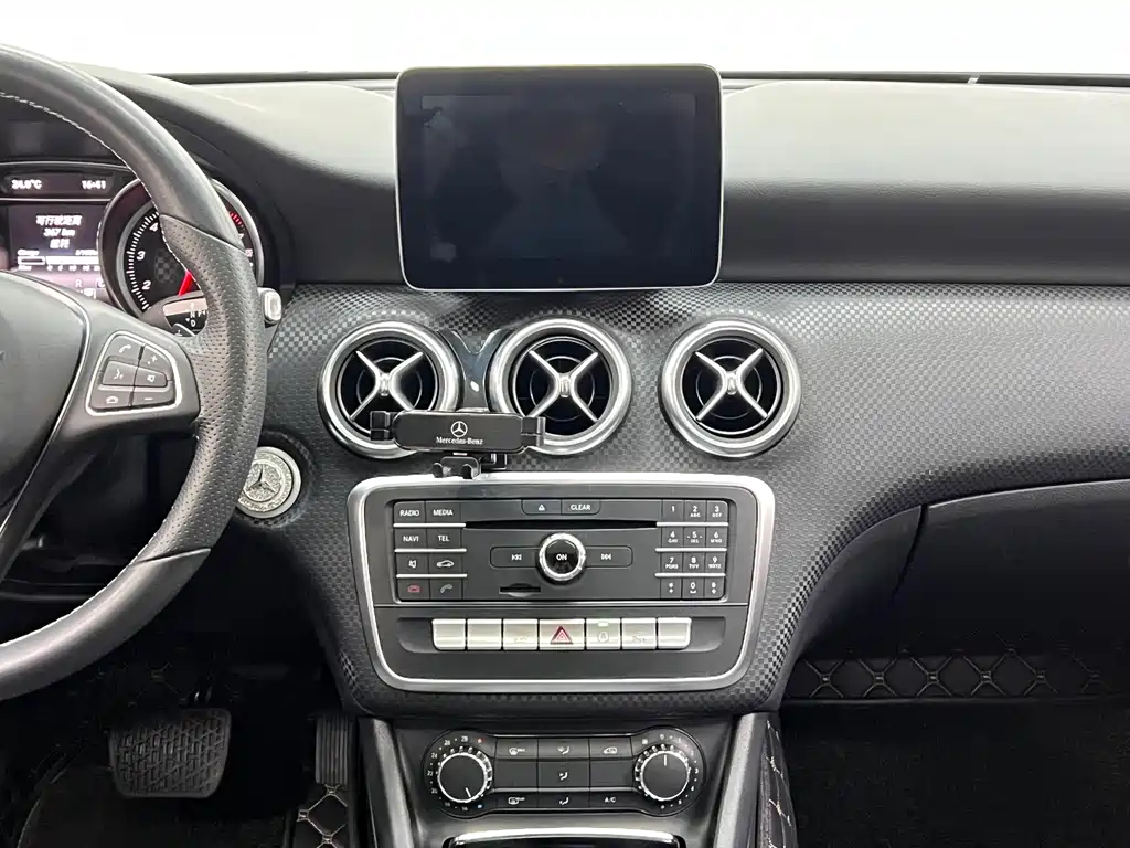 Mercedes-Benz A-Class 2017 — фото 14
