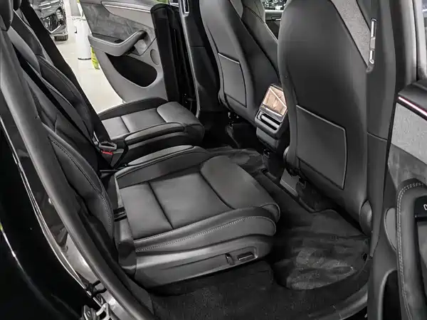 Tesla Model Y L 2026