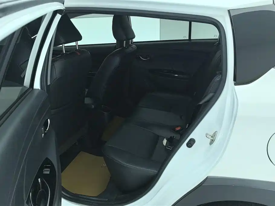 Toyota Yaris L 2022 — фото 11