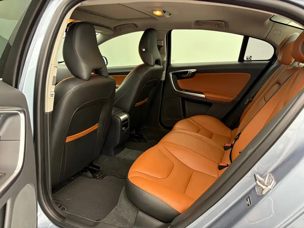 Volvo S60 2019 — фото 10