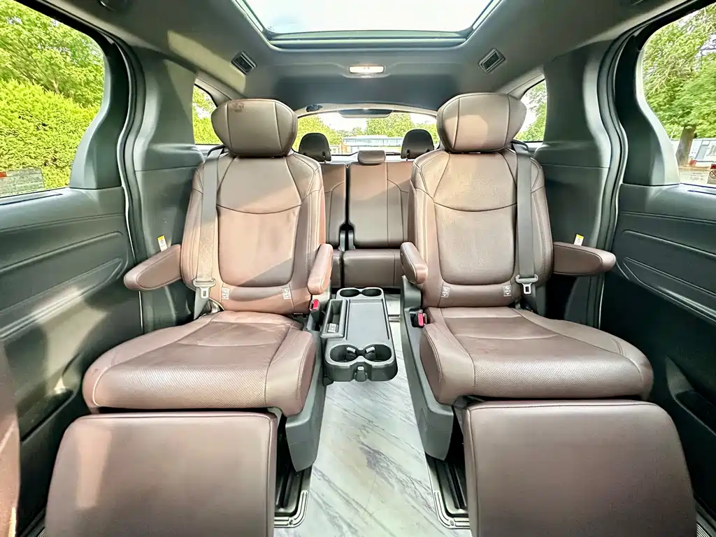 Toyota Sienna 2023 — фото 52