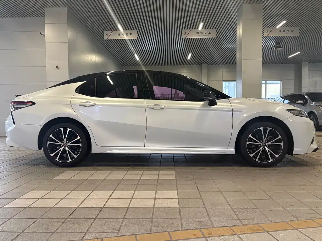 Toyota Camry 2021 — фото 4