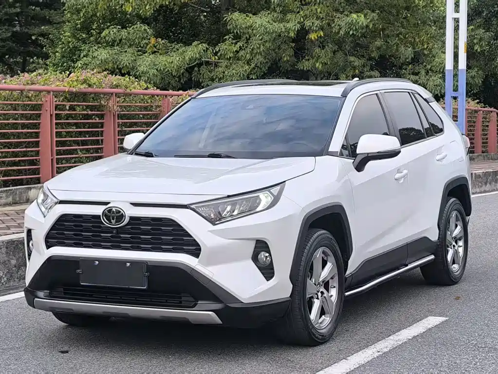 Toyota RAV4 2021 — фото 1