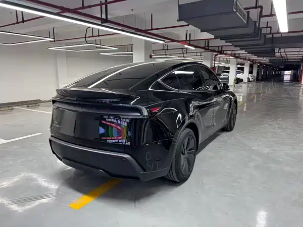 Tesla Model Y 2025