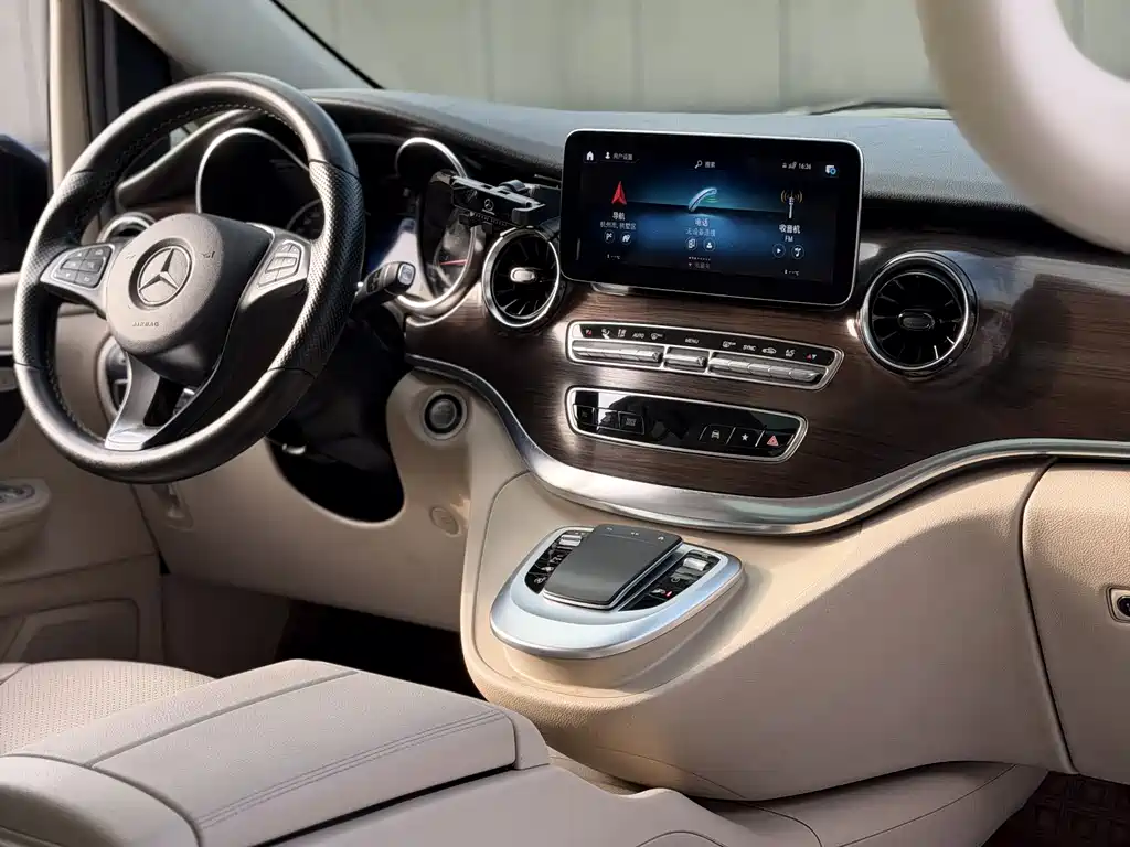 Mercedes-Benz V-Class 2021 — фото 13