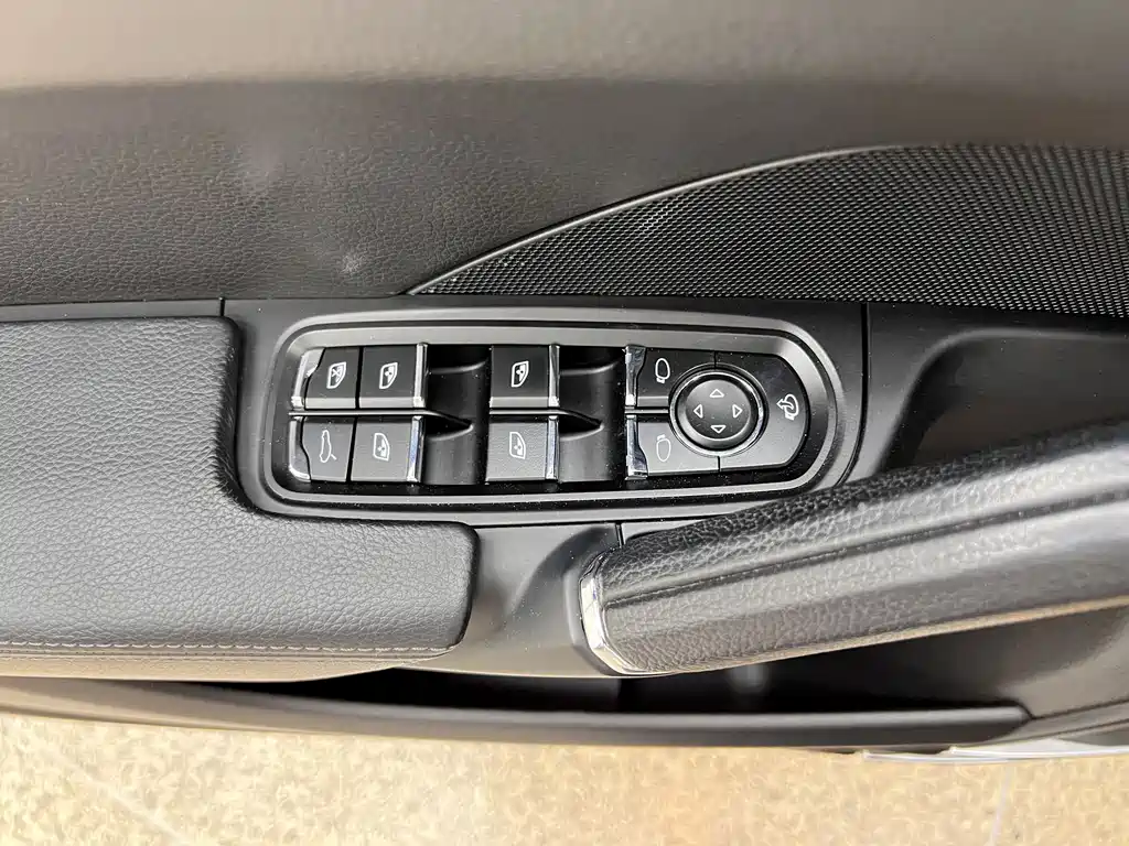 Porsche Cayenne 2015 — фото 34