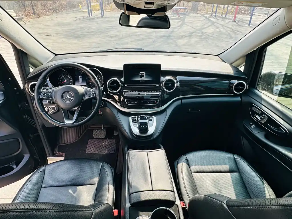 Mercedes-Benz V-Class 2018 — фото 16