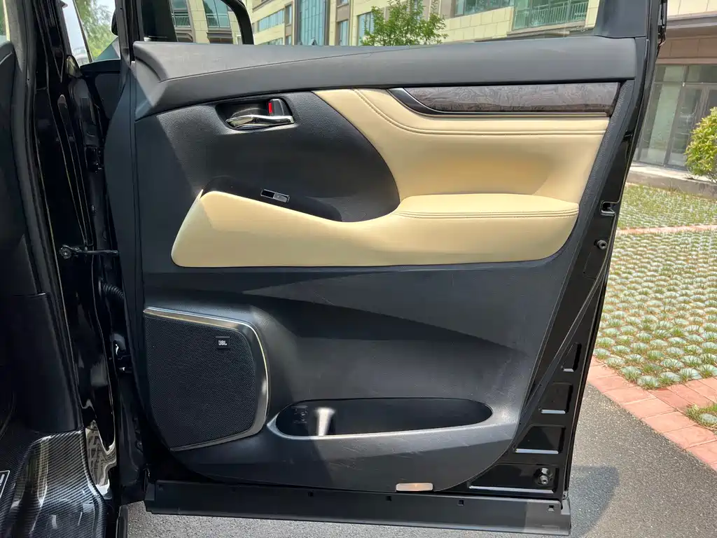 Toyota Vellfire 2022 — фото 11