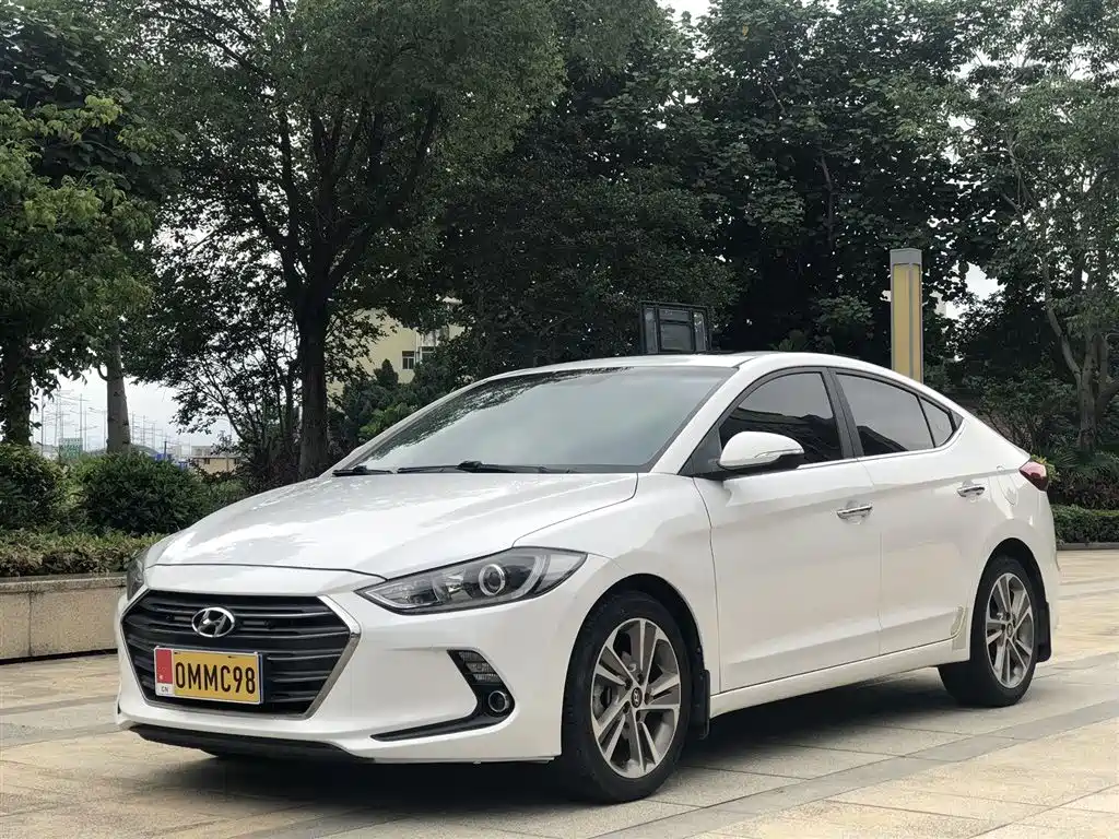 Hyundai Elantra 2017 — фото 1