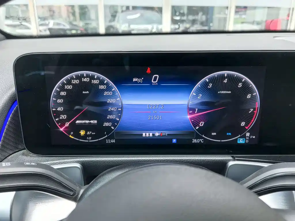 Mercedes-Benz GLB AMG 2024 — фото 18