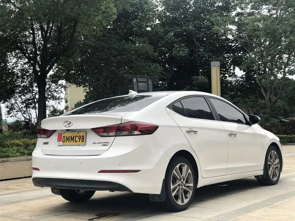 Hyundai Elantra 2017 — фото 7