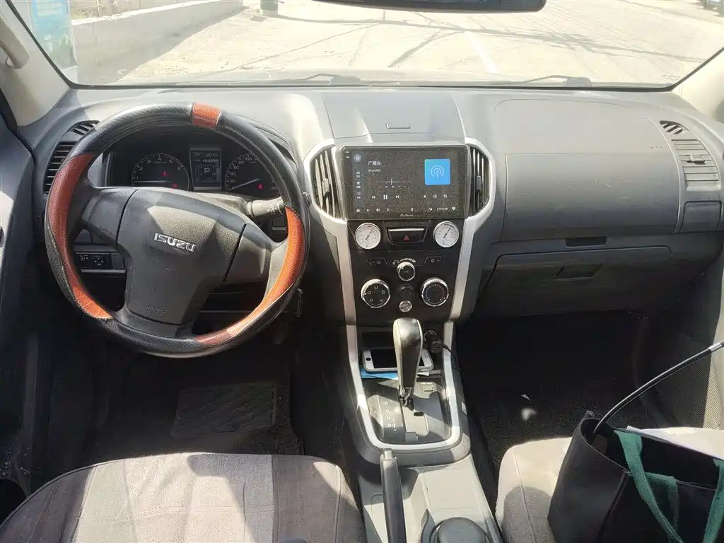 Isuzu D-MAX 2015 — фото 6