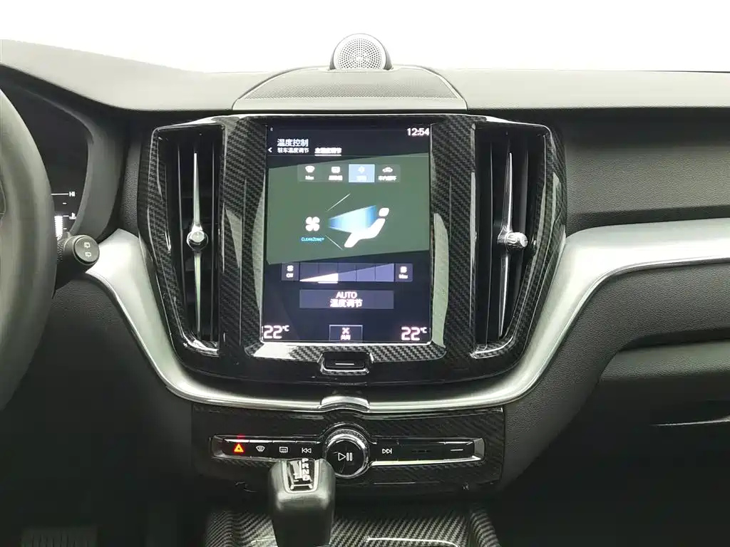 Volvo XC60 2018 — фото 12