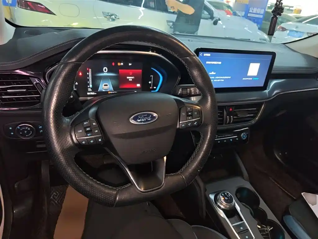 Ford Focus 2021 — фото 10