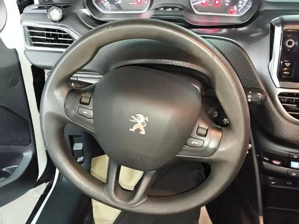 Peugeot 2008 2015 — фото 11