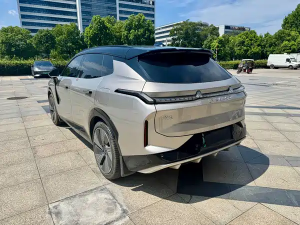Lynk & Co 08 EM-P 2023