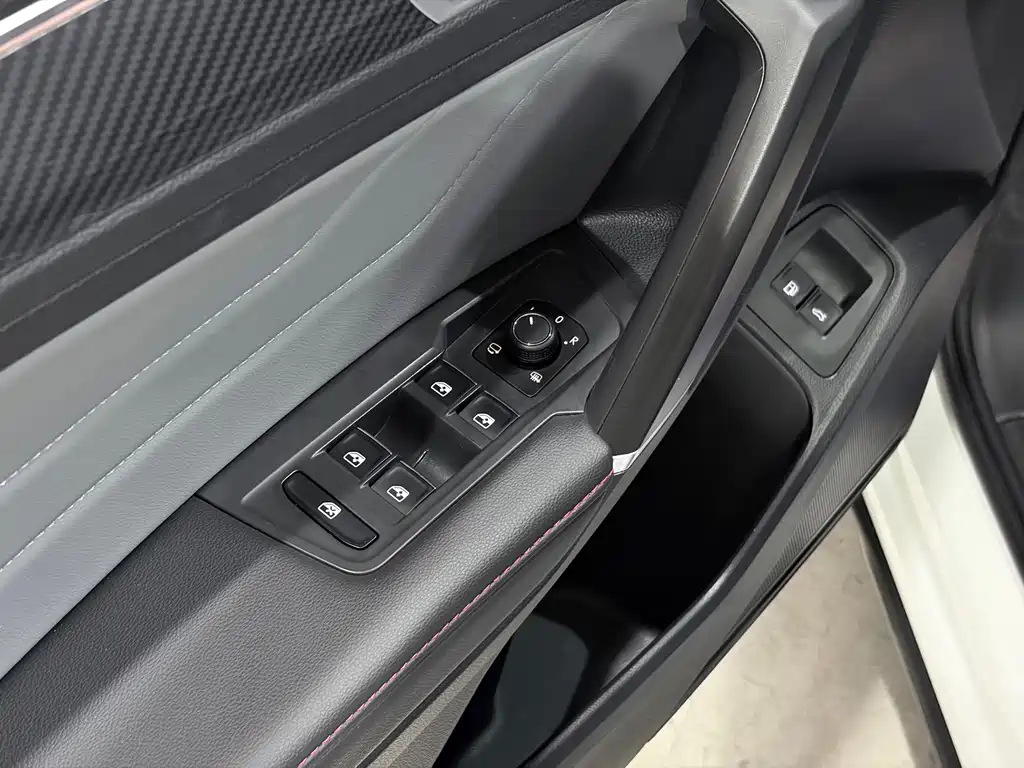 Volkswagen Tiguan L PHEV 2023 — фото 13