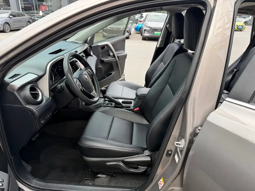 Toyota RAV4 2018 — фото 30