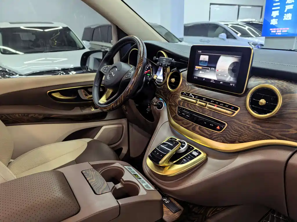 Mercedes-Benz V-Class 2019 — фото 10