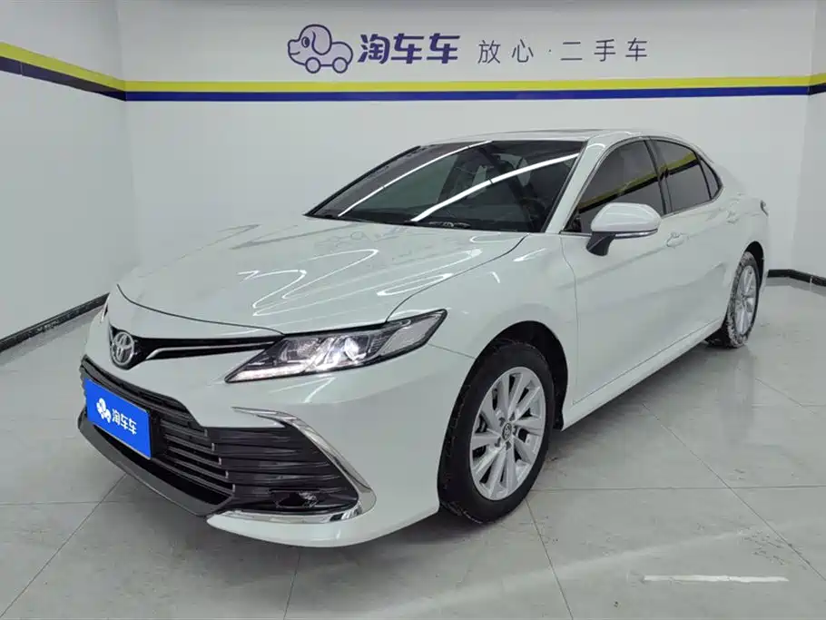 Toyota Camry 2023 — фото 1