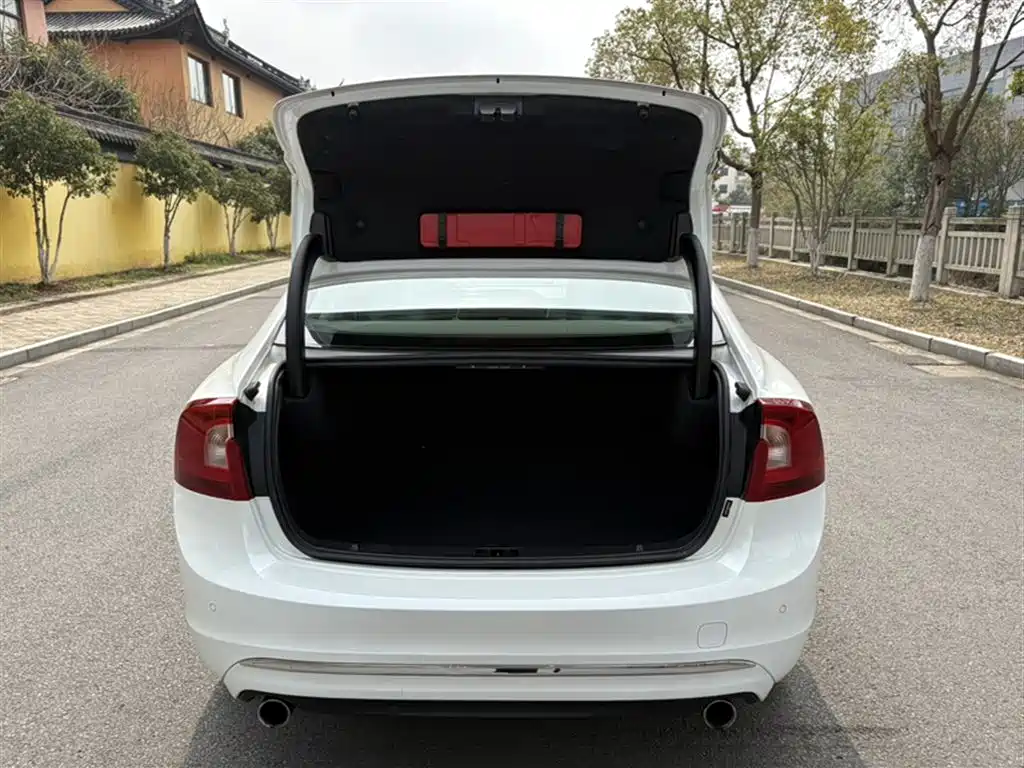 Volvo S60 2017 — фото 19