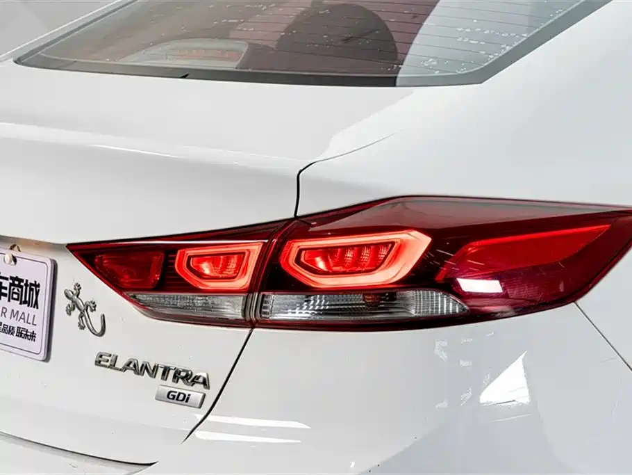 Hyundai Elantra 2018 — фото 8