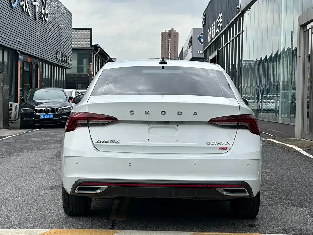 Skoda Octavia 2023 — фото 10