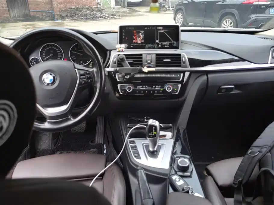 BMW 3 Series 2018 — фото 12