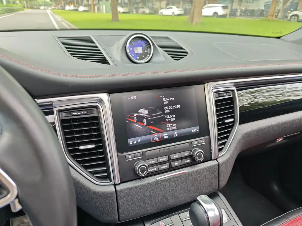 Porsche Macan 2018 — фото 18